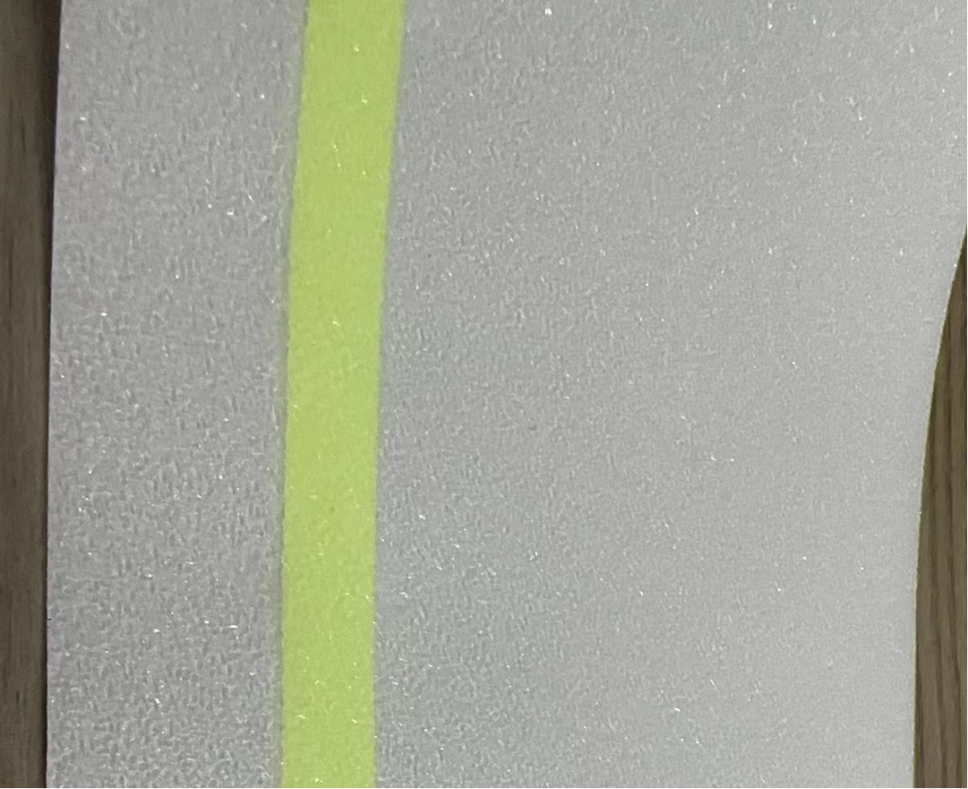 Fluorescenčni trak proti zdrsu